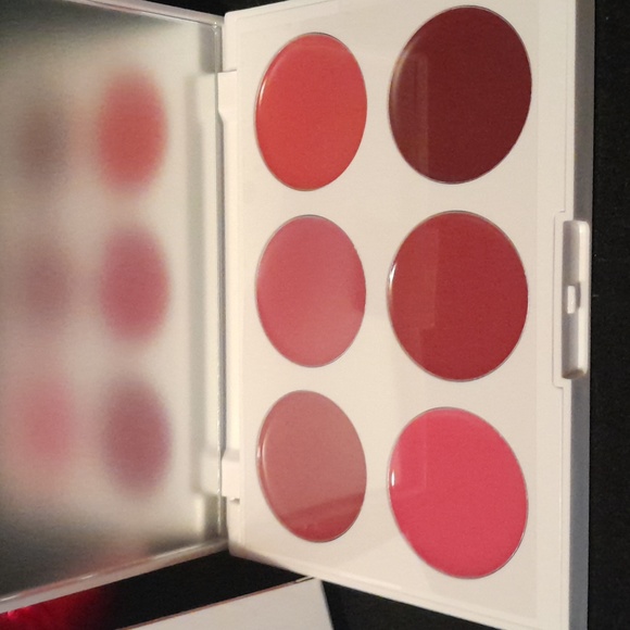 Iconic London aMulti use Lip and Cheek pallet. - Picture 2 of 6